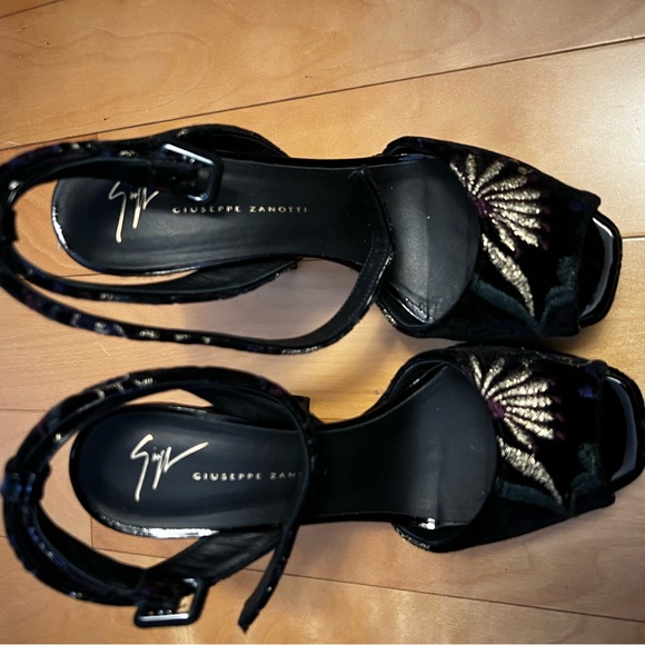 Giuseppe Zanotti Velvet Slingback Pumps. Size 37.5 - Picture 6 of 6